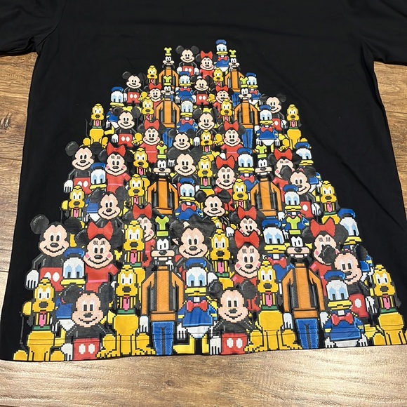 Disneyland Hong Kong size XL multi character short sleeve t-shirt - Picture 9 of 11